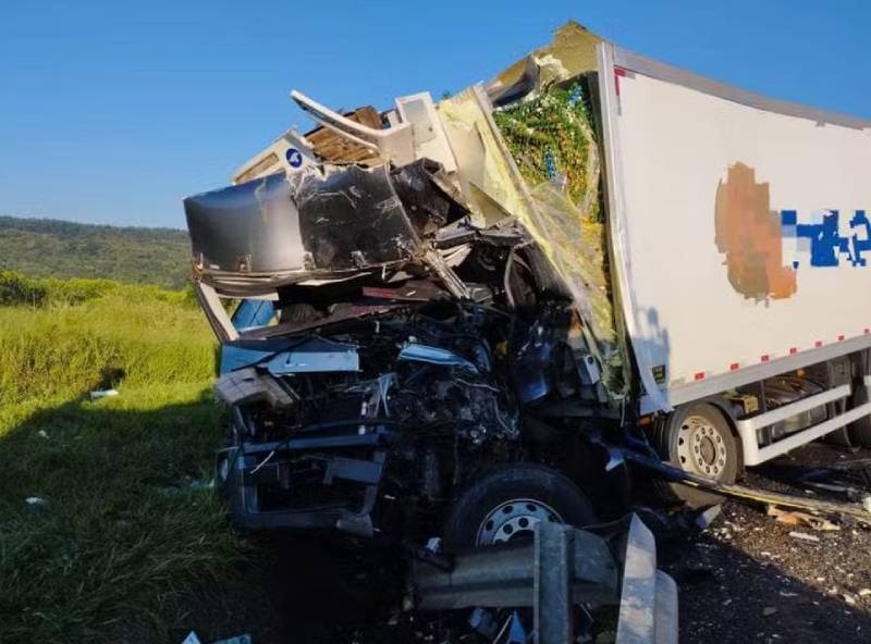 Motorista morre em acidente entre caminhões na Castello Branco em Itatinga