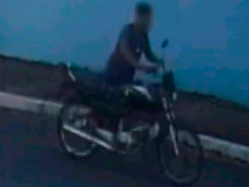 Homem furta moto em plena luz do dia ao lado de escola em Assis