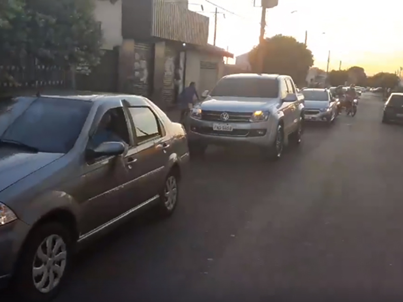 Comerciantes realizam carreata pedindo a abertura do comércio em Paraguaçu