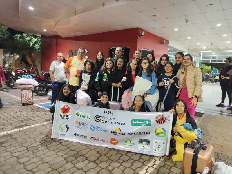 Emoção marca embarque da equipe Sub 12 feminina de basquete de Paraguaçu para disputar a Taça Paraná