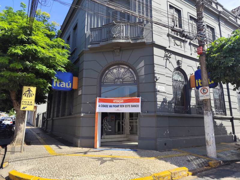 Sindicato dos Bancários protesta contra anúncio do fechamento do Itaú em Paraguaçu Paulista