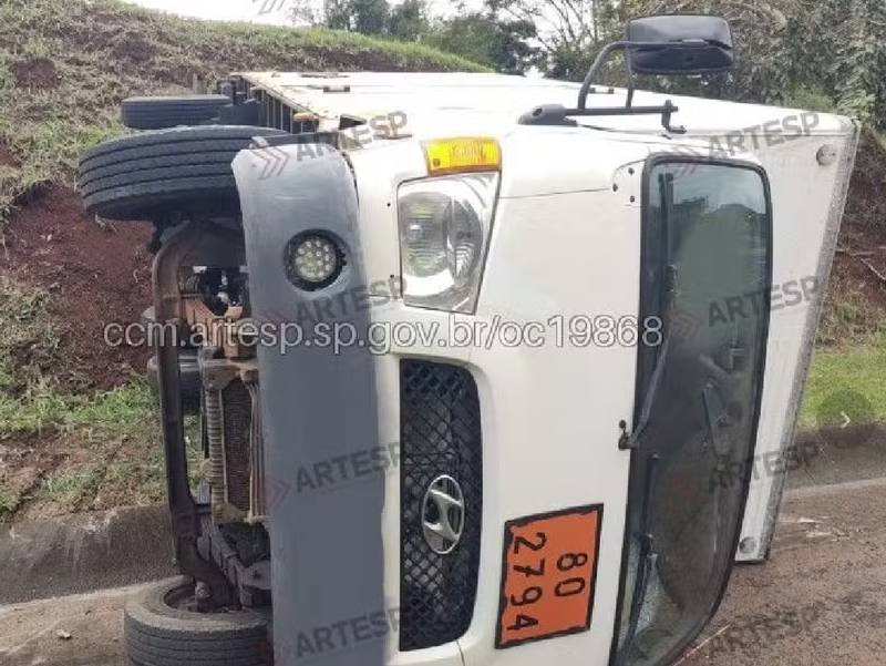 Caminhão com carga de baterias tomba na SP-327 em Ourinhos