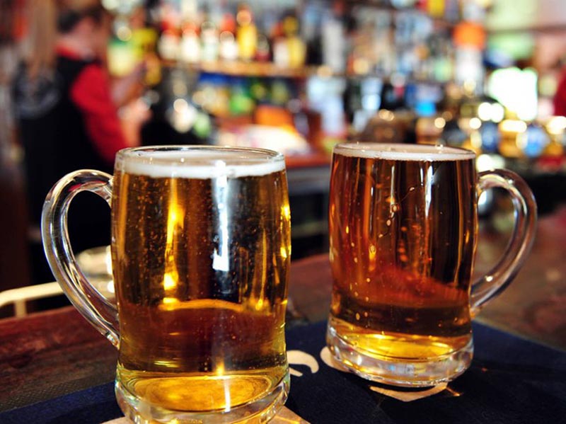 Uso nocivo de álcool entre mulheres cresce anualmente 4,25% em 10 anos