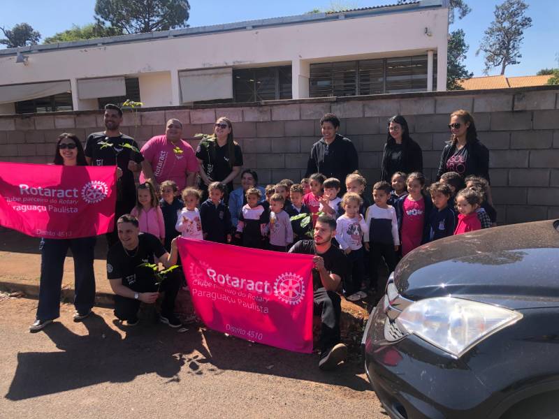 Rotaract desenvolve o Projeto Paraguaçu Mais Verde e realiza plantio de árvores em escola municipal