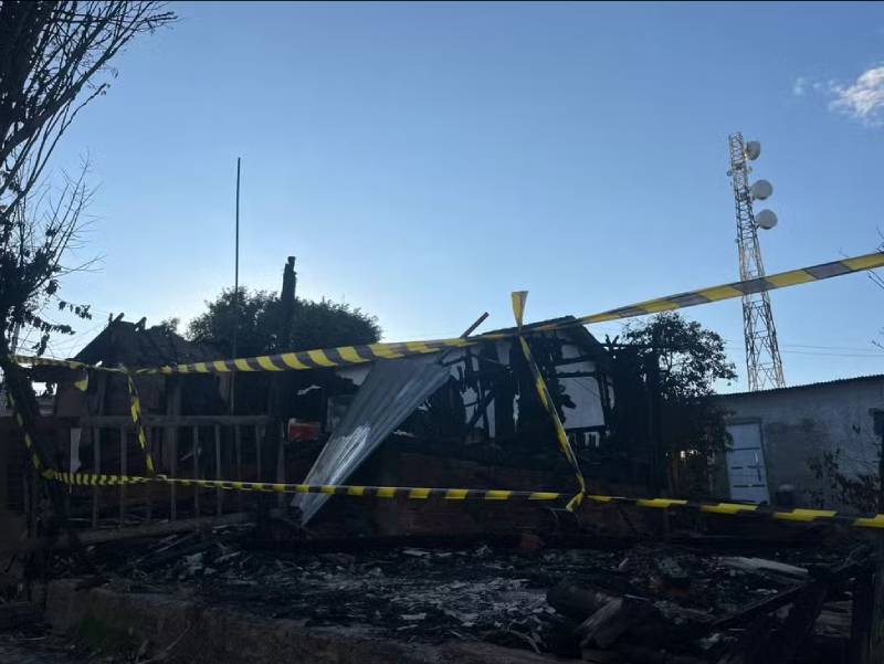 Idoso morre carbonizado em incêndio que pode ter começado por vela em Botucatu