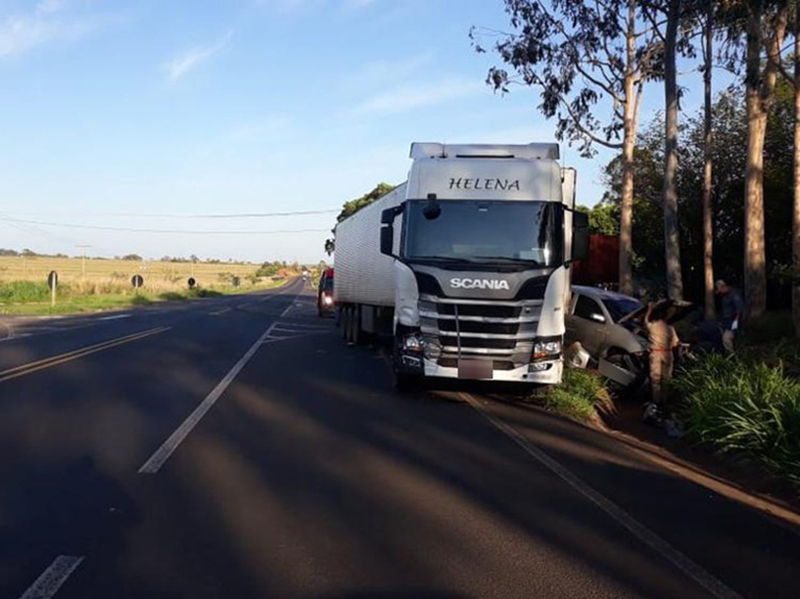 Batida entre caminhão e caminhonete mata agente penitenciário em Martinópolis
