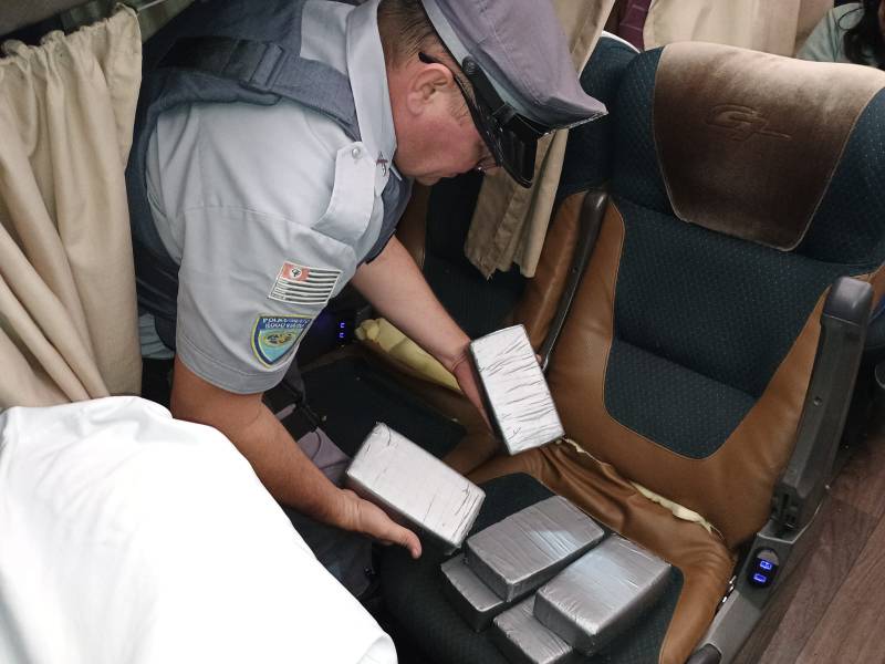 Polícia prende 11 bolivianos transportando mais de 50 kg de cocaína em ônibus em Ourinhos