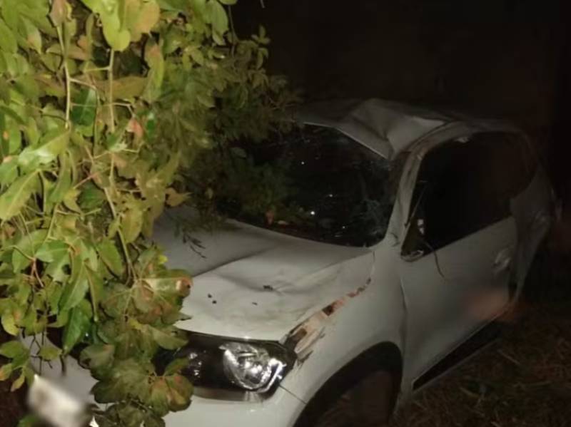 Carro cai de ribanceira após bater em outro veículo e motorista fica preso às ferragens em Tabatinga