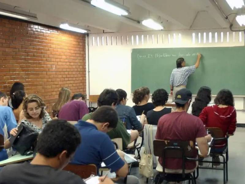 Ensino superior no Brasil pode mais que dobrar salário