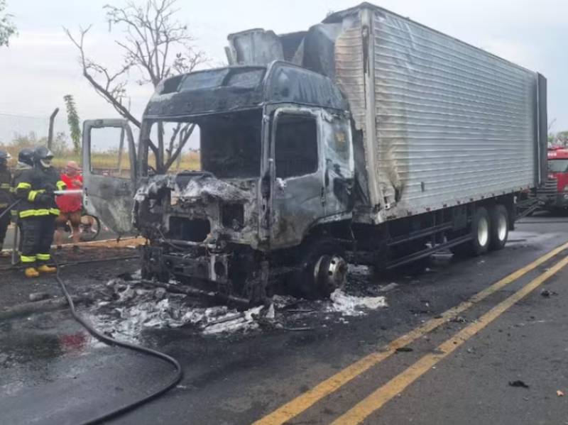 Caminhão pega fogo e interdita avenida na zona leste de Marília