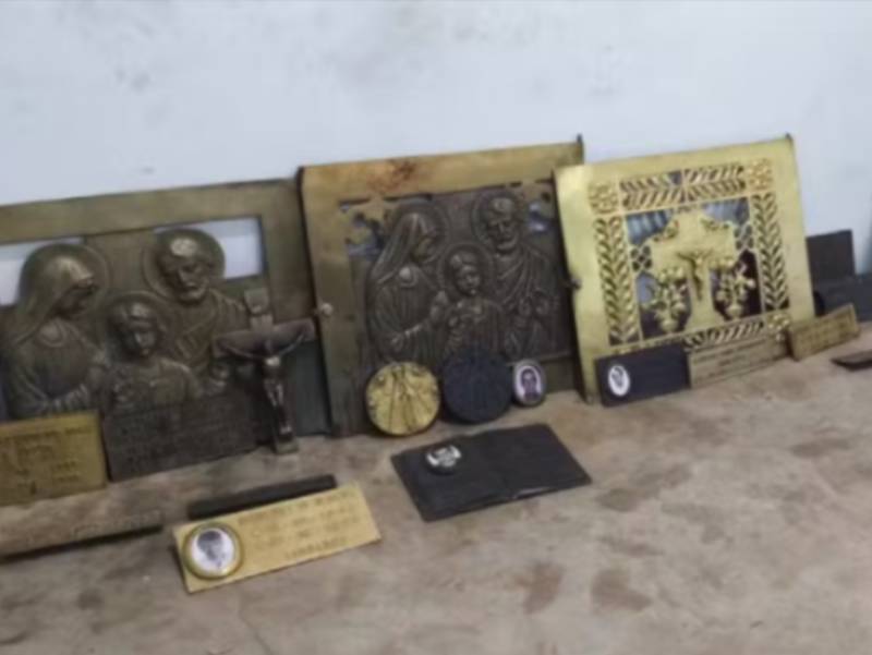 Polícia Civil recupera mais de 100 placas de bronze furtadas de túmulos em casa abandonada em Jaú
