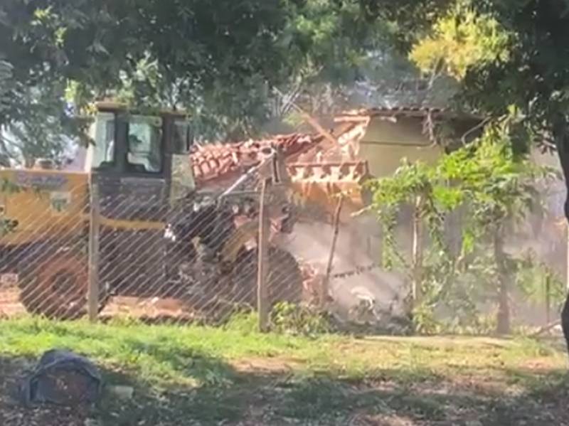 Após anos de abandono, prédio é demolido no bairro Aldo Paes Leme, em Paraguaçu Paulista