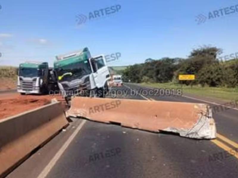 Caminhoneiro tem mal súbito ao volante e sofre acidente em Paraguaçu Paulista