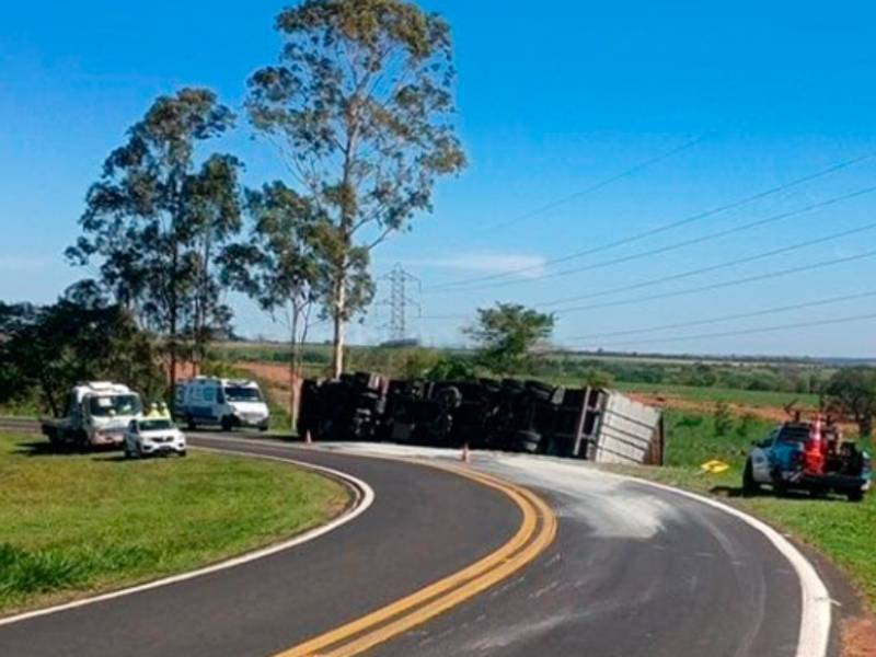 Carreta tomba ao fazer a curva em rodovia de Paraguaçu Paulista