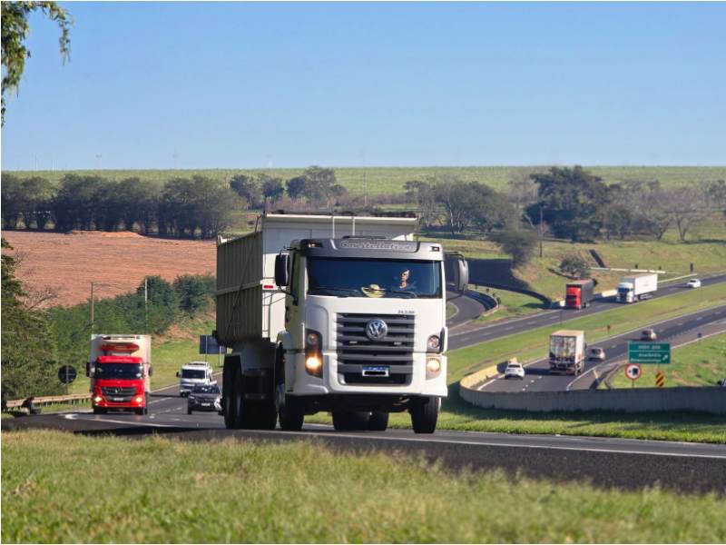 Feriado deve levar 980 mil veículos às rodovias da Eixo SP
