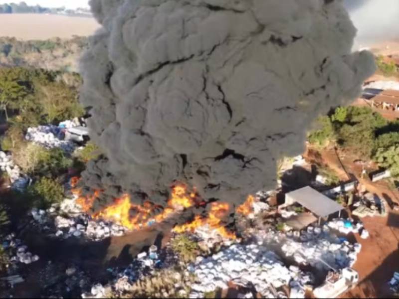 Incêndio de grandes proporções atinge depósito de recicláveis em Palmital