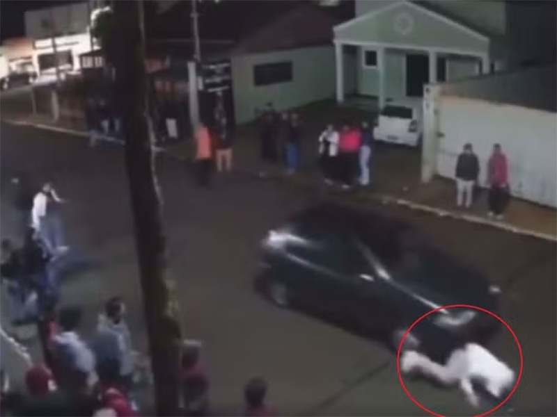 Motorista embriagado atropela pedestres no centro de Itatinga