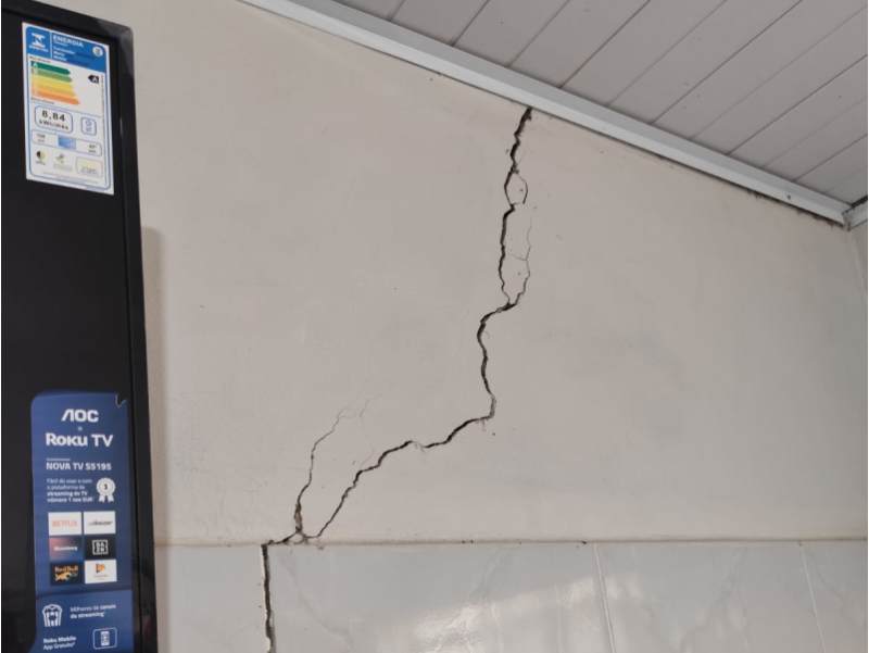 Paredes de Posto de Saúde com rachaduras e janelas coladas com durex em Conceição? Vereador denuncia