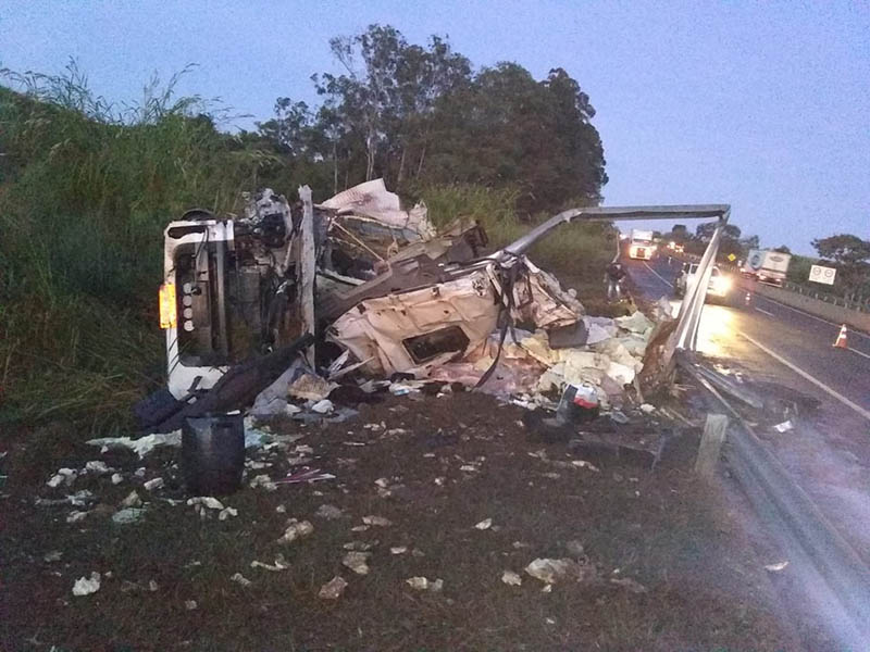Motorista morre após caminhão tombar na rodovia em Assis