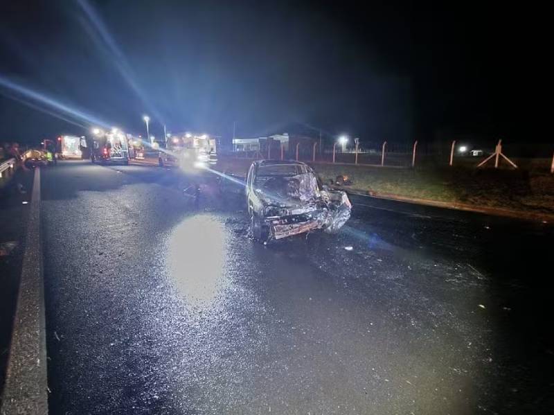 Carro pega fogo após colisão e deixa cinco pessoas feridas na Rodovia Assis Chateaubriand