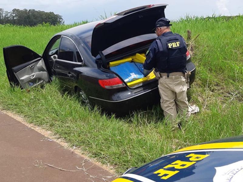 Carro com 360 kg de maconha bate em viatura da PRF e motorista escapa de perseguição em Chavantes