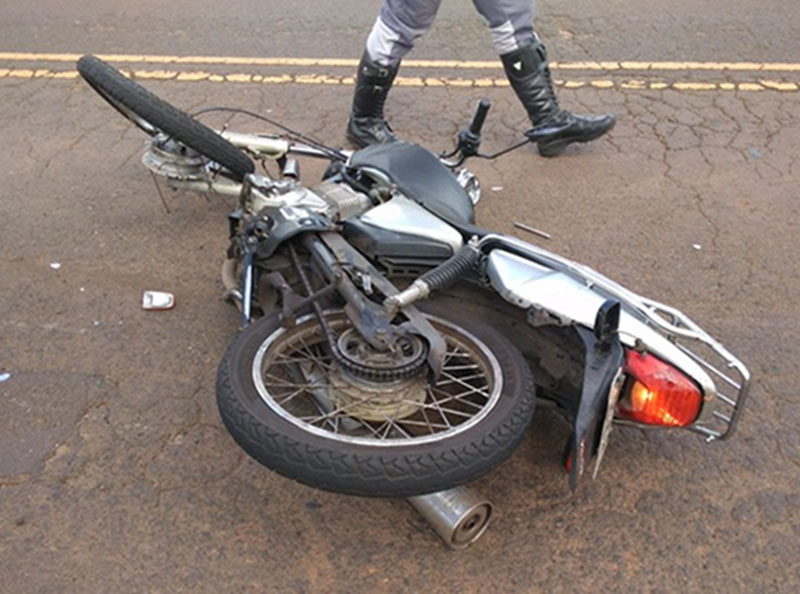 Homem morre após bater a moto na lateral de caminhão em Martinópolis