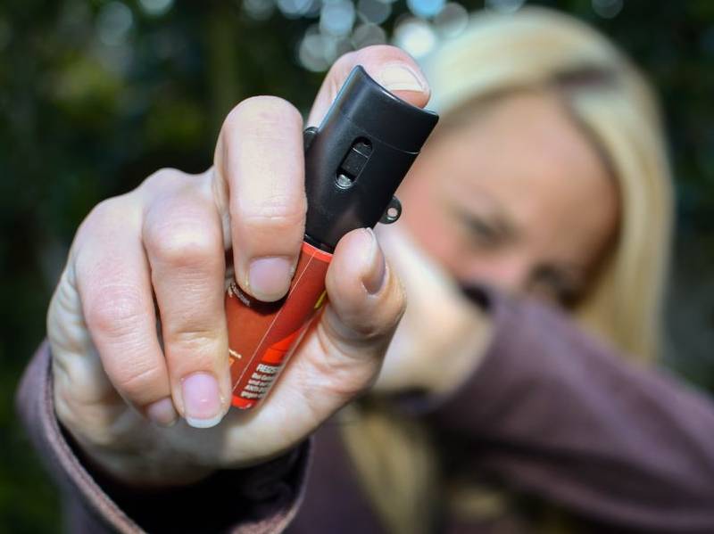 Mulheres podem comprar e usar spray de pimenta para defesa pessoal