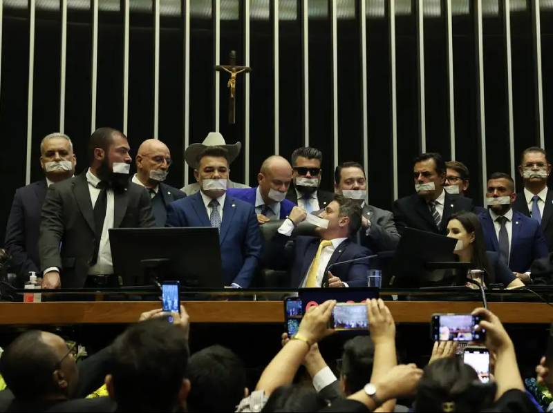Oposição ocupa plenários por anistia a 8/1 e impeachment de Moraes