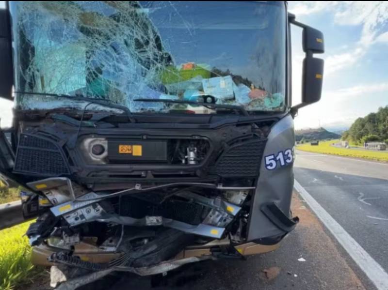 Acidente entre duas carretas causa interdição e congestionamento em rodovia no interior de SP