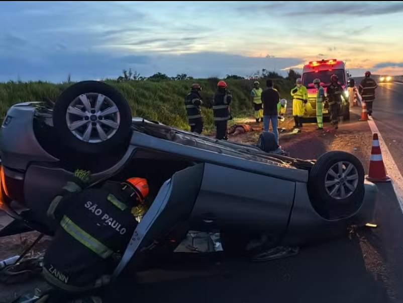 Motorista morre após carro bater em barranco e capotar em Vera Cruz