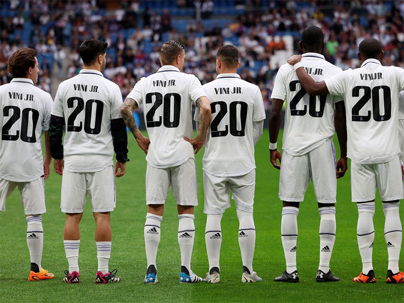 Vinicius Júnior recebe apoio durante jogo do Real Madri