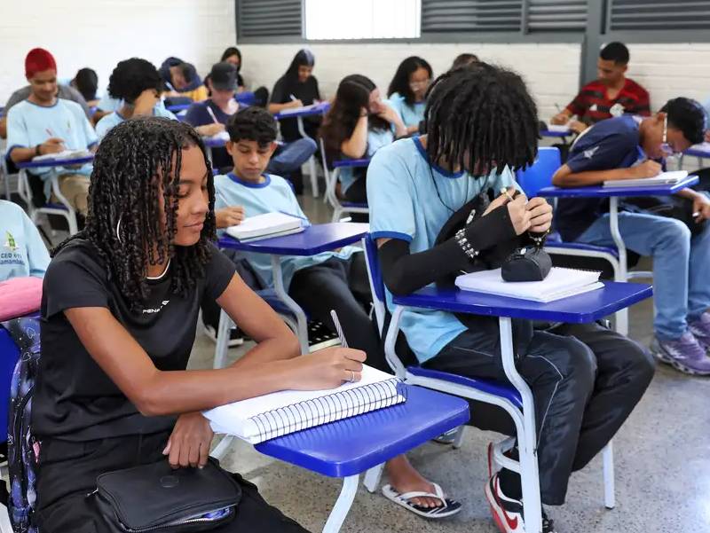 Renda e cor são determinantes para não concluir ensino médio no país