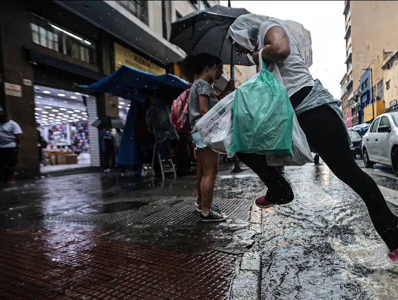 Frente fria muda o tempo e favorece chuvas no estado de São Paulo