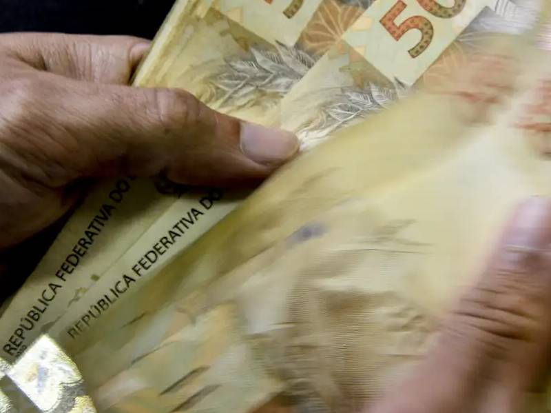 Aposentados do INSS que ganham mais que o mínimo começam a receber 13º