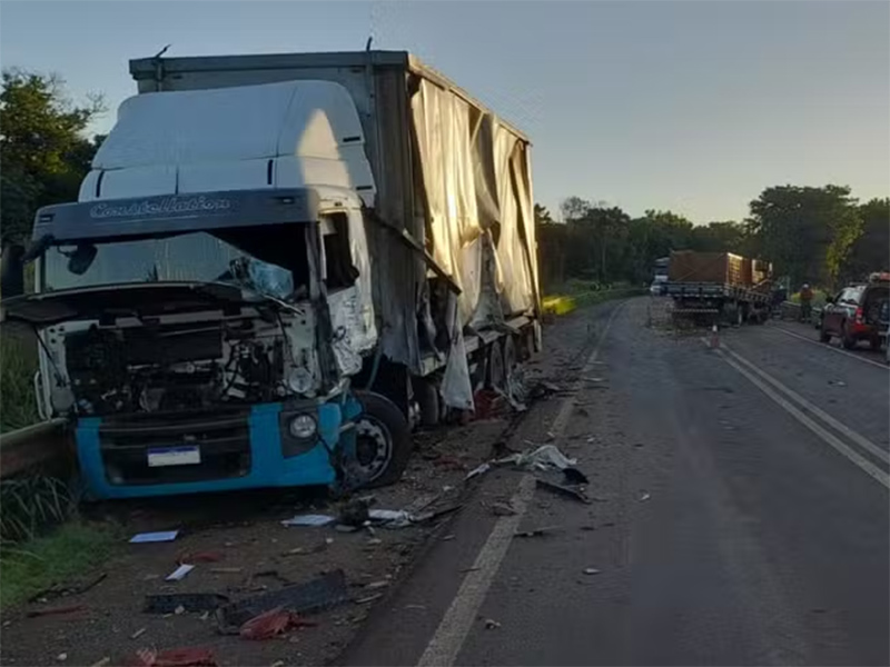 Motorista morre após ficar preso nas ferragens em colisão entre dois caminhões, em Taciba