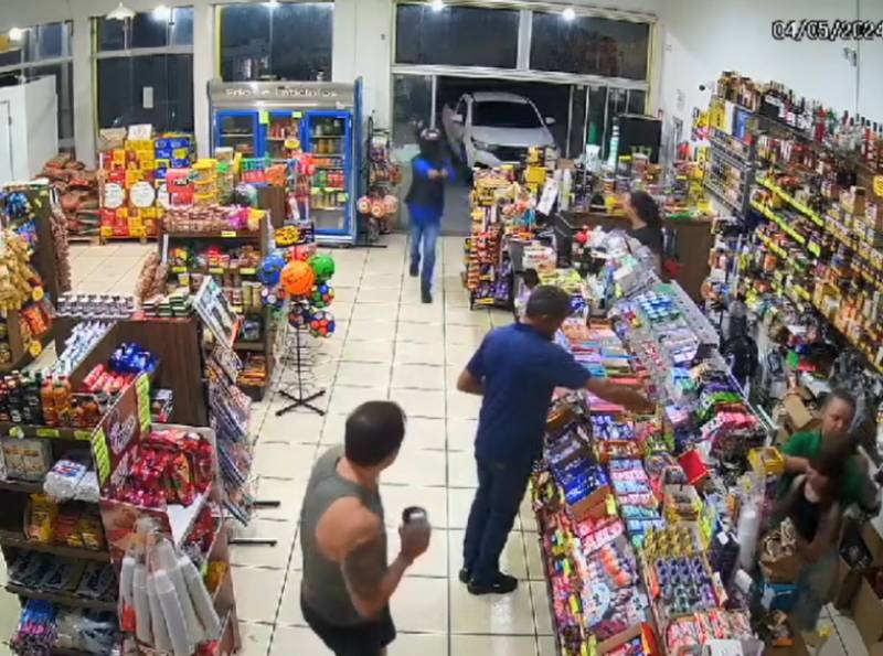 Homem armado com revólver rende funcionários e furta supermercado em Tupã
