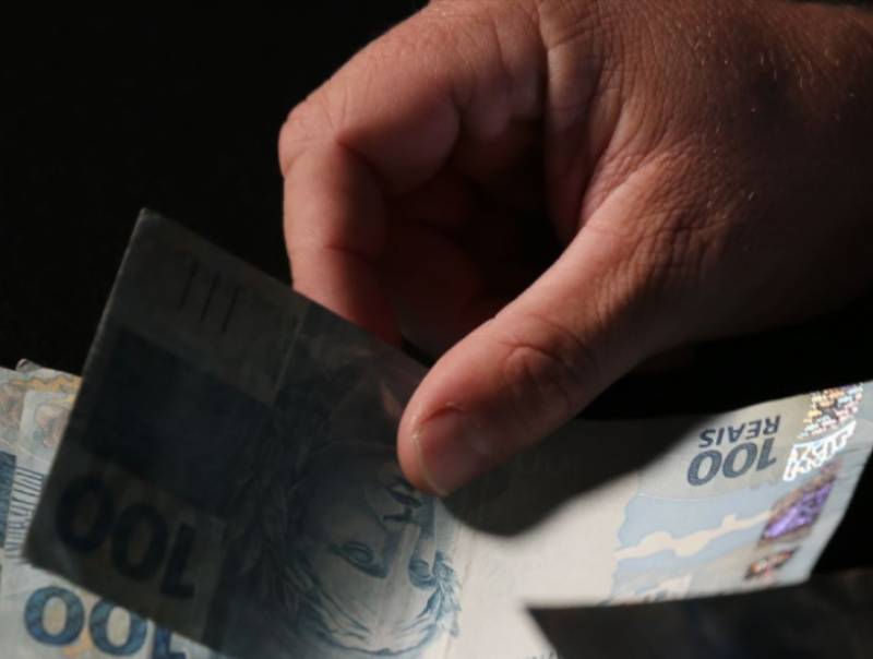 Trabalhadores nascidos em setembro e outubro recebem abono salarial