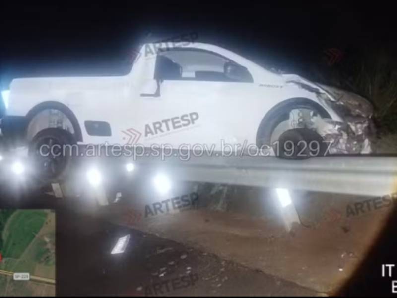 Motorista morre e passageiro fica ferido após caminhonete sair da pista em rodovia em Pederneiras