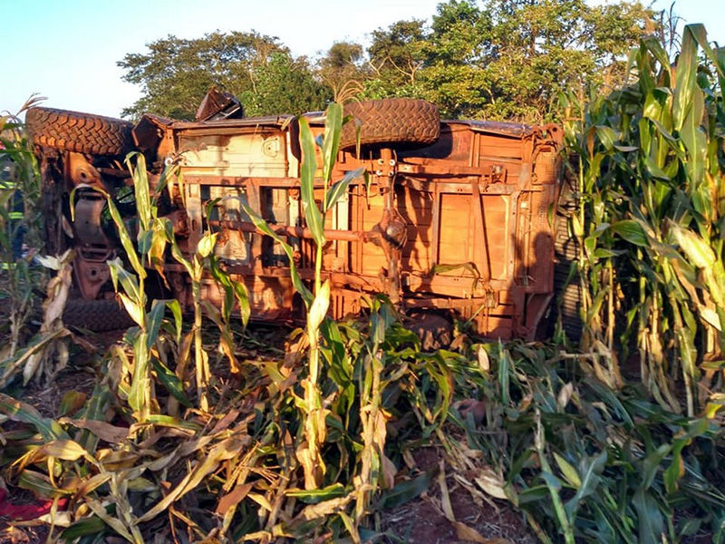 Caminhonete capota várias vezes e deixa feridos em rodovia de Cândido Mota