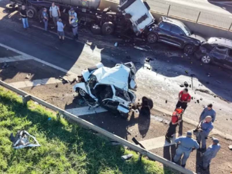 Engavetamento com 10 veículos interdita pista e deixa feridos na SP-225 em Jaú