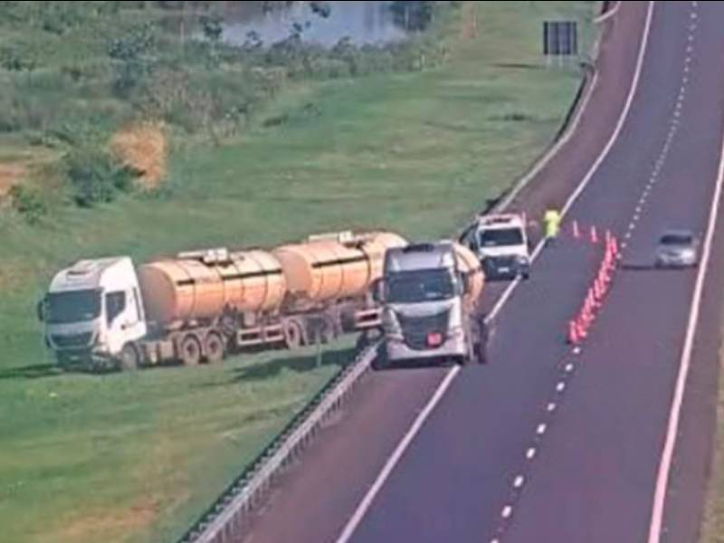 Carreta carregada com etanol bate em defensa metálica na Raposo Tavares em Paraguaçu Paulista