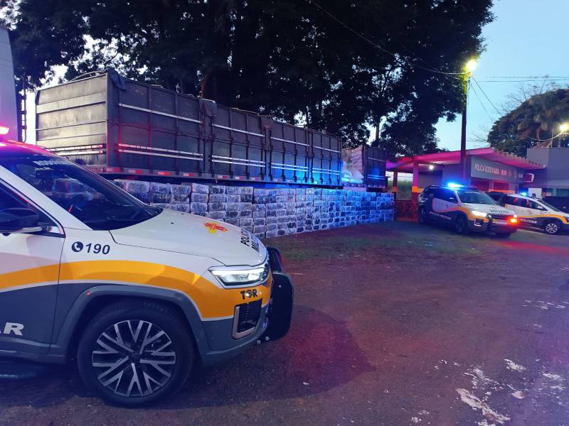 Polícia intercepta caminhão com mais de 4 toneladas de maconha em Santa Cruz do Rio Pardo