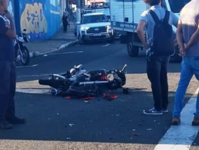Motociclista fica ferido após colisão com caminhão em Marilia