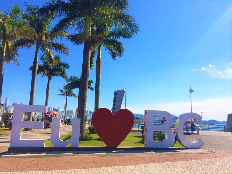 Que tal passar as férias de janeiro em Balneário Camboriú? O Joelson Excursões leva você!