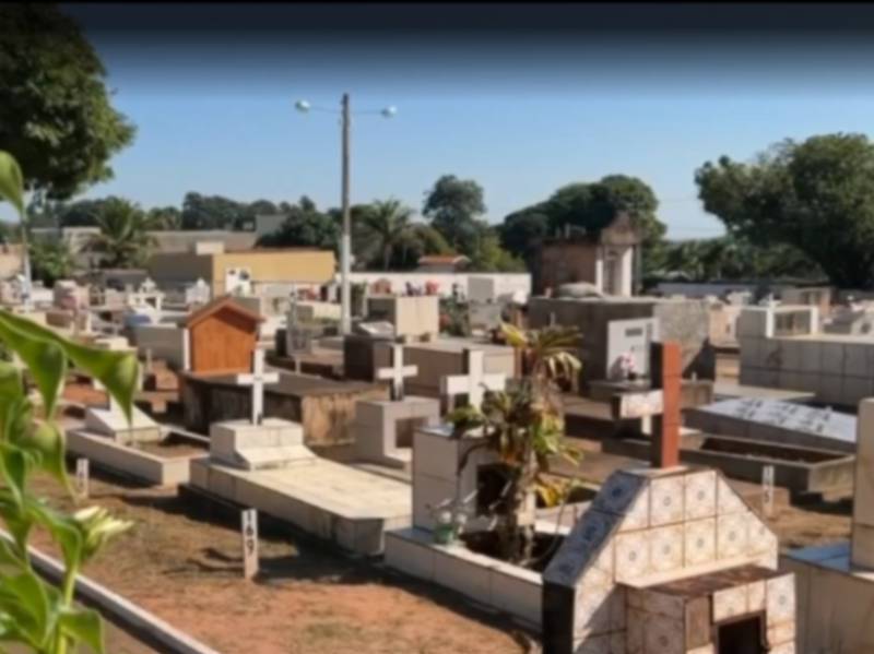Família pede exumação na Justiça após visitar túmulo de parente e encontrar outro nome na lápide