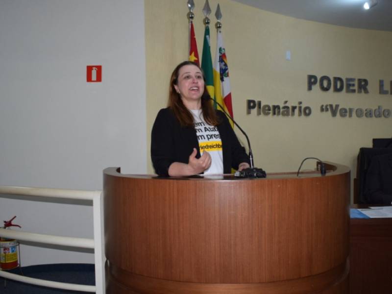 Fernanda Cenci Queiroz usa a Tribuna Livre para falar sobre a doença Ataxia de Friedreich