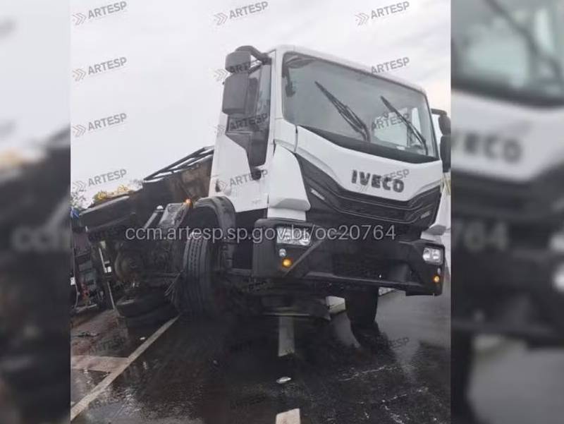 Carreta com carga de congelados tomba e interdita Raposo Tavares em Rancharia