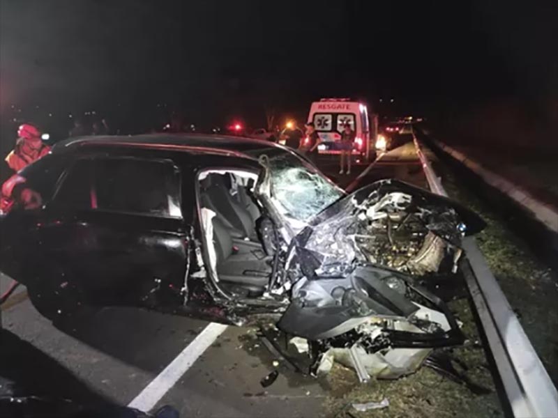 Motorista invade a pista contrária e bate de frente com carro de policial em Quintana