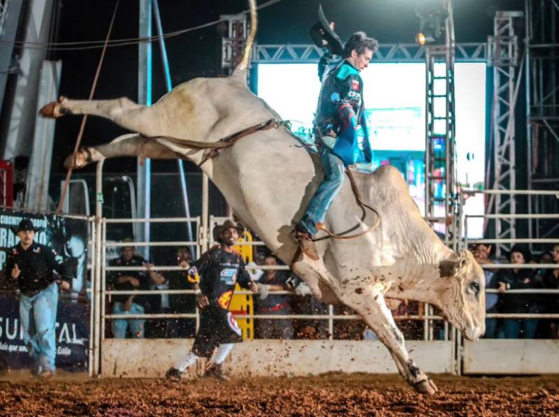 Festa do Peão de Pompeia começa nesta quinta-feira (23) com grandes shows, rodeio e entrada gratuita