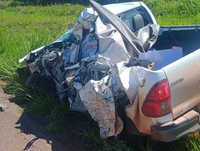 Motorista de caminhonete morre após batida com carreta na SP-321 entre Bauru e Iacanga